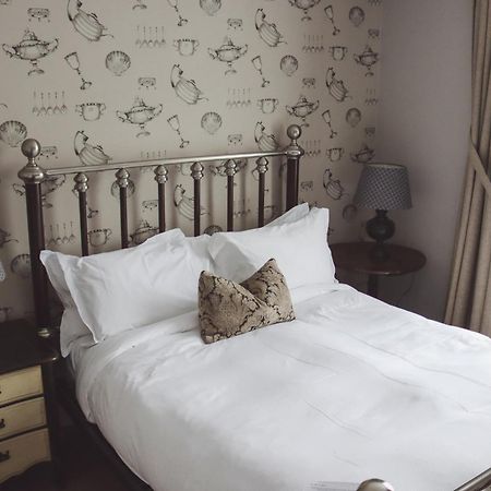 Longlands Inn & Cottages คาร์นฟอร์ธ ภายนอก รูปภาพ A bedroom at the hotel