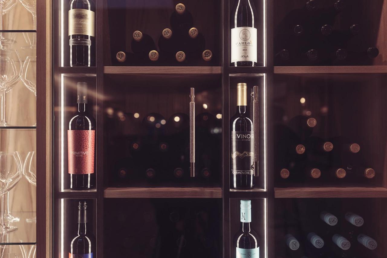 Longlands Inn & Cottages คาร์นฟอร์ธ ภายนอก รูปภาพ Wine bottles in a wine rack