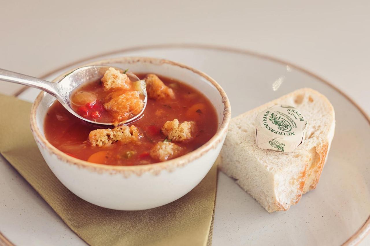 Longlands Inn & Cottages คาร์นฟอร์ธ ภายนอก รูปภาพ A bowl of soup with a bread roll