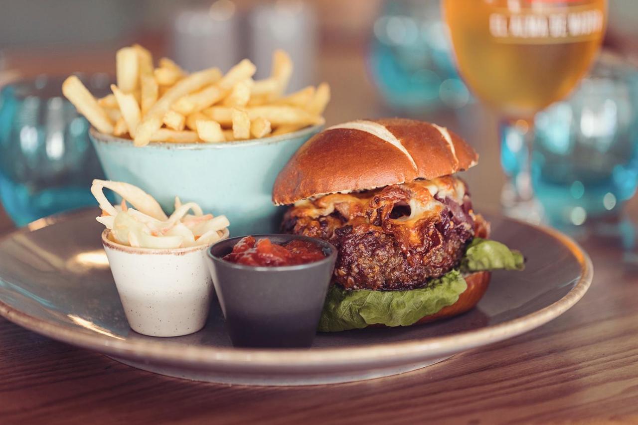 Longlands Inn & Cottages คาร์นฟอร์ธ ภายนอก รูปภาพ A burger at the restaurant
