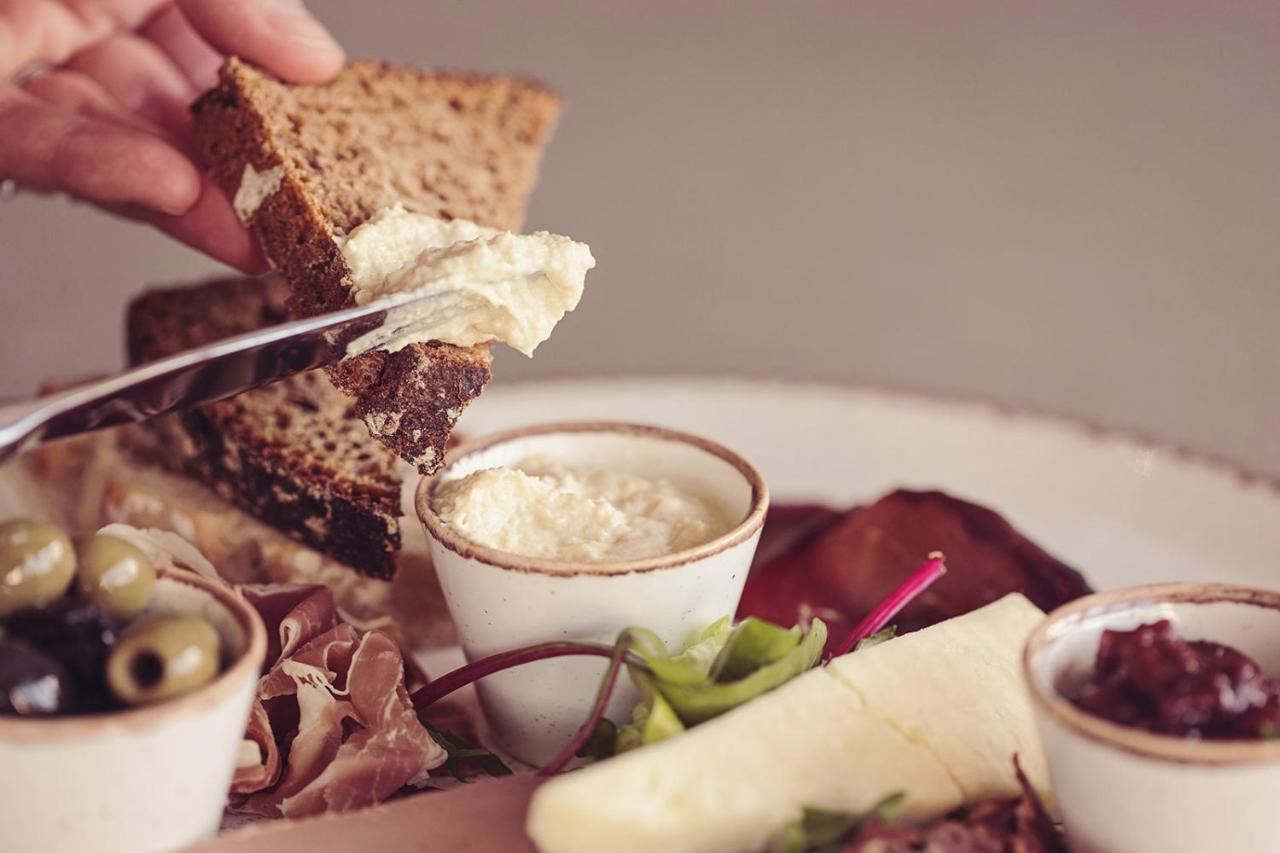 Longlands Inn & Cottages คาร์นฟอร์ธ ภายนอก รูปภาพ A cheese board