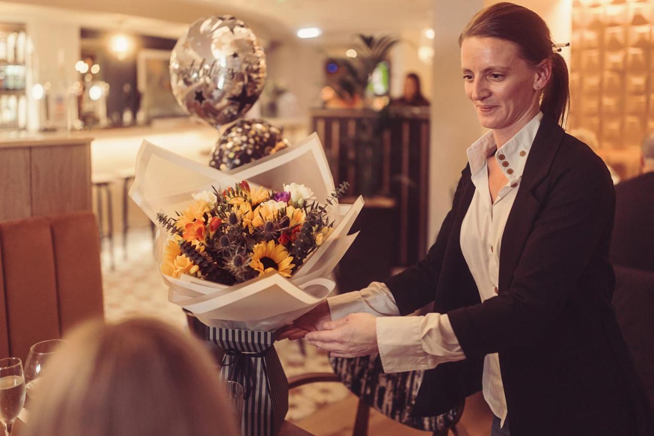 Longlands Inn & Cottages คาร์นฟอร์ธ ภายนอก รูปภาพ A concierge at work