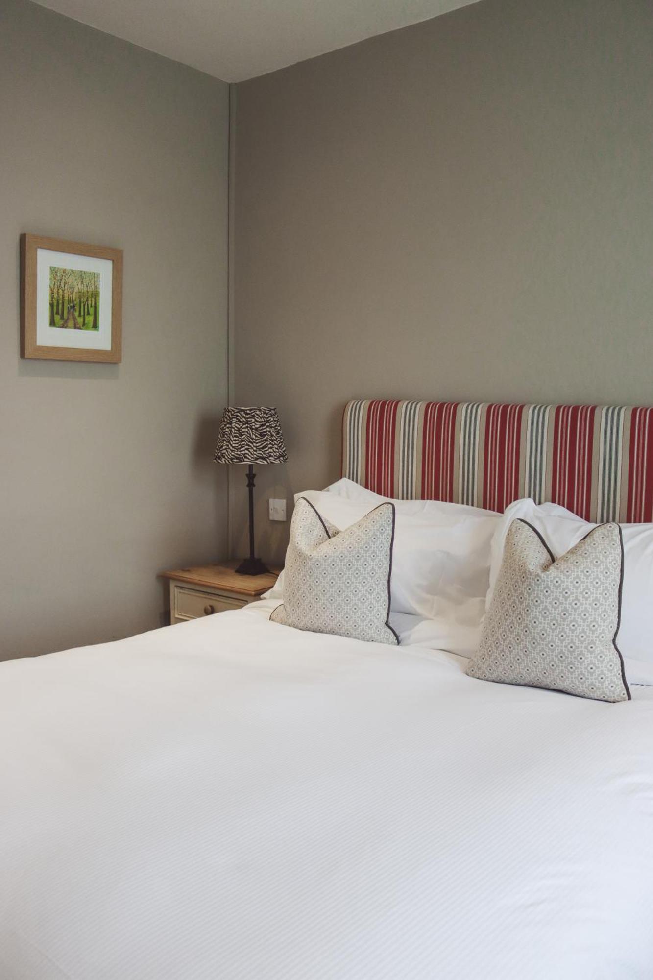 Longlands Inn & Cottages คาร์นฟอร์ธ ภายนอก รูปภาพ A bedroom at The Old Inn