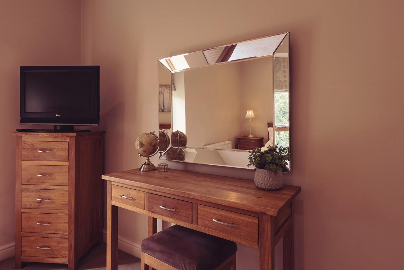 Longlands Inn & Cottages คาร์นฟอร์ธ ภายนอก รูปภาพ A dressing table with a mirror