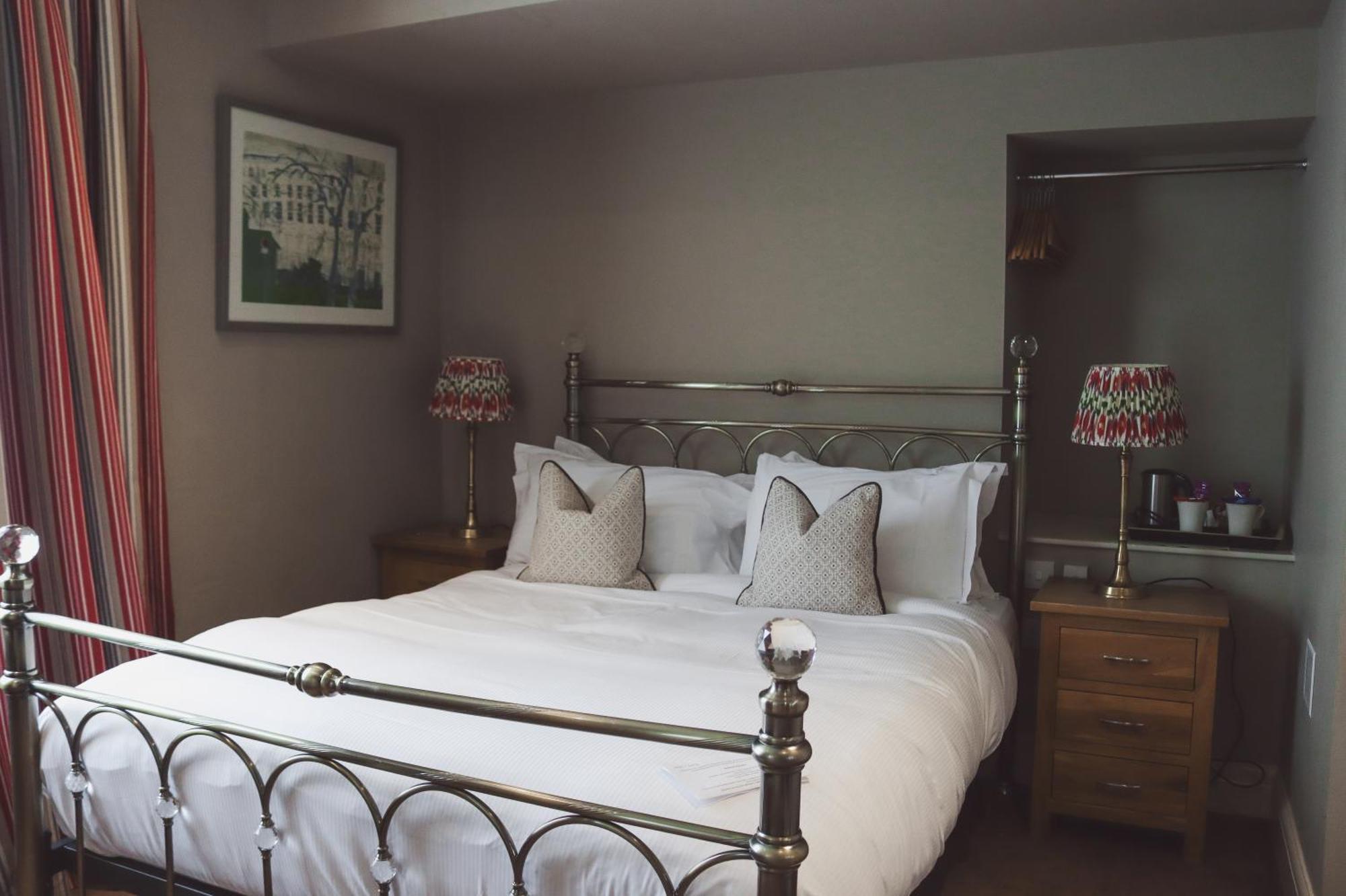 Longlands Inn & Cottages คาร์นฟอร์ธ ภายนอก รูปภาพ A bedroom at The Old parsonage