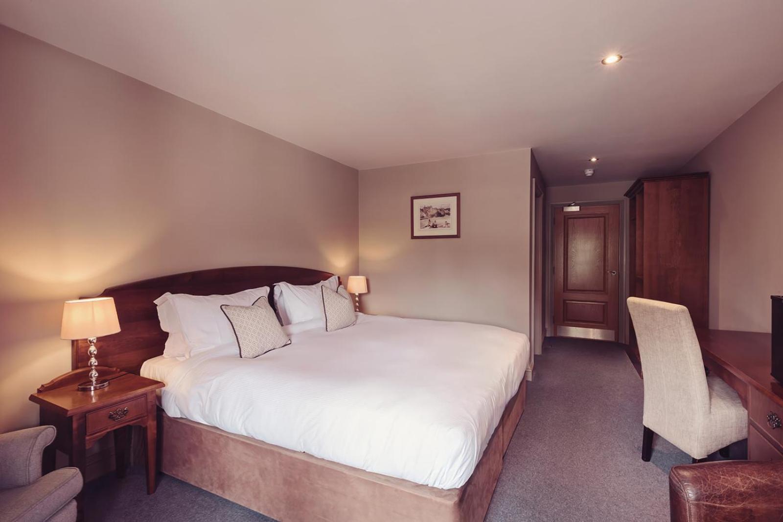 Longlands Inn & Cottages คาร์นฟอร์ธ ภายนอก รูปภาพ A bedroom at the hotel