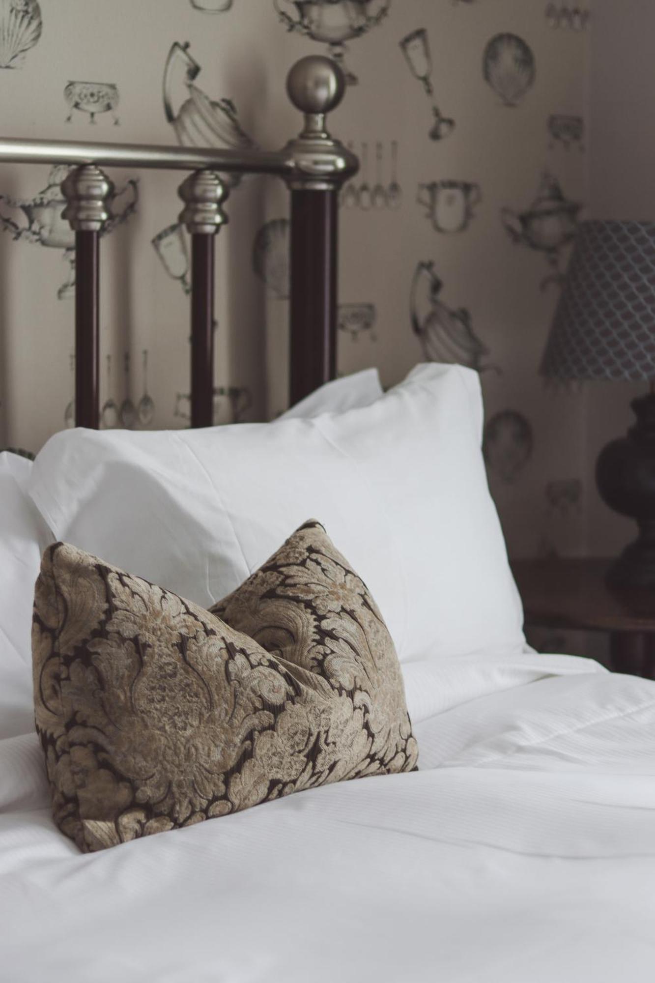 Longlands Inn & Cottages คาร์นฟอร์ธ ภายนอก รูปภาพ A bed with pillows