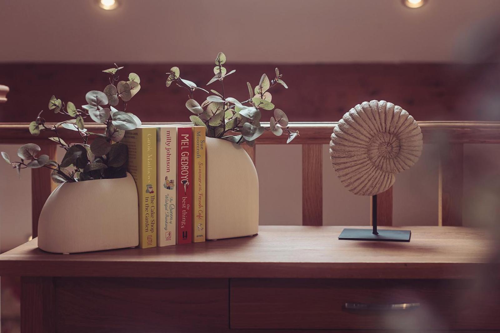 Longlands Inn & Cottages คาร์นฟอร์ธ ภายนอก รูปภาพ A 3D rendering of a bookshelf
