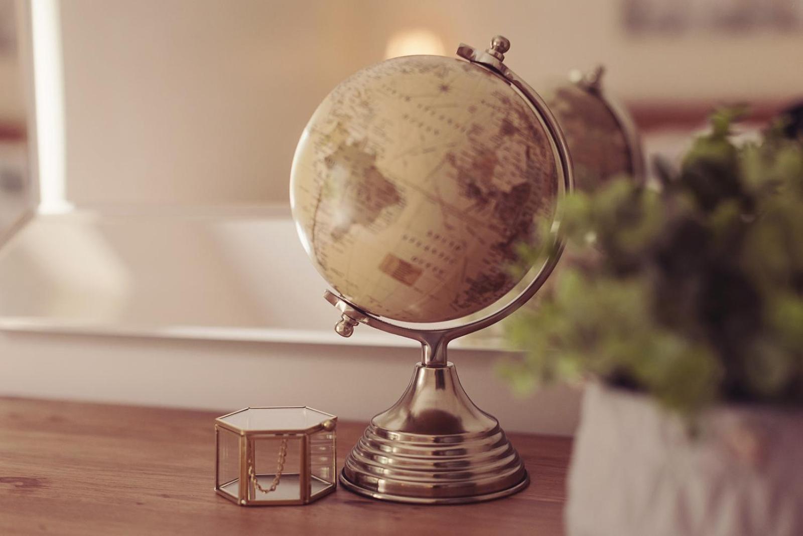 Longlands Inn & Cottages คาร์นฟอร์ธ ภายนอก รูปภาพ A globe
