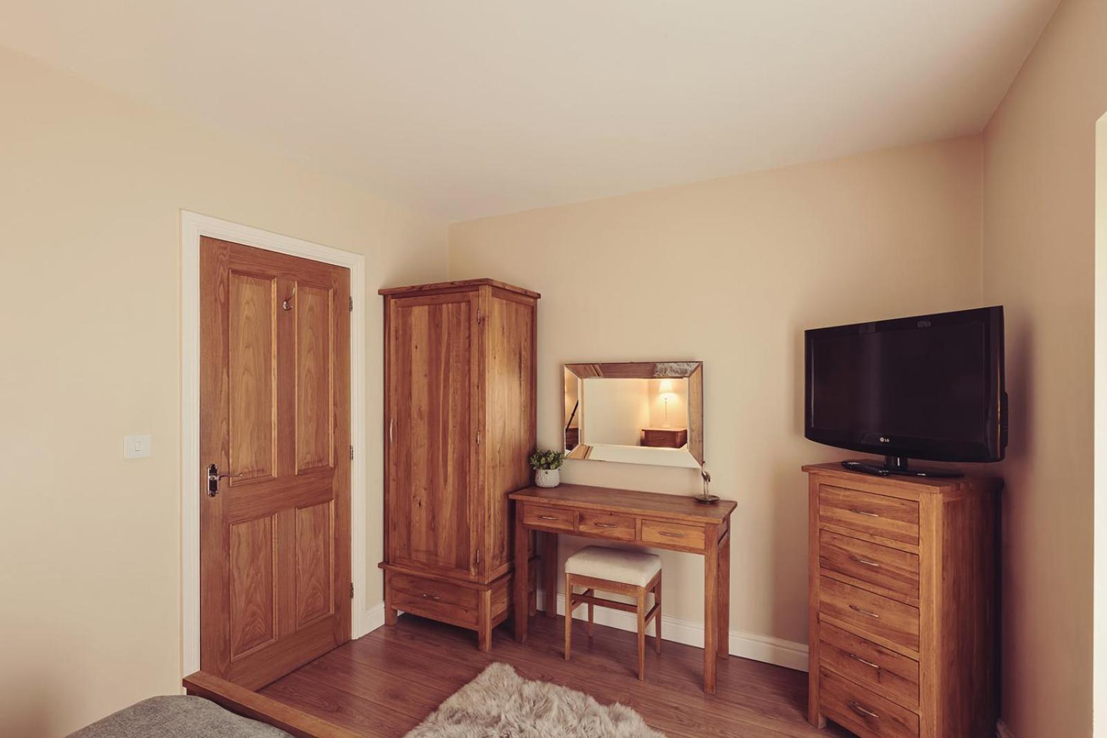 Longlands Inn & Cottages คาร์นฟอร์ธ ภายนอก รูปภาพ Oak bedroom furniture