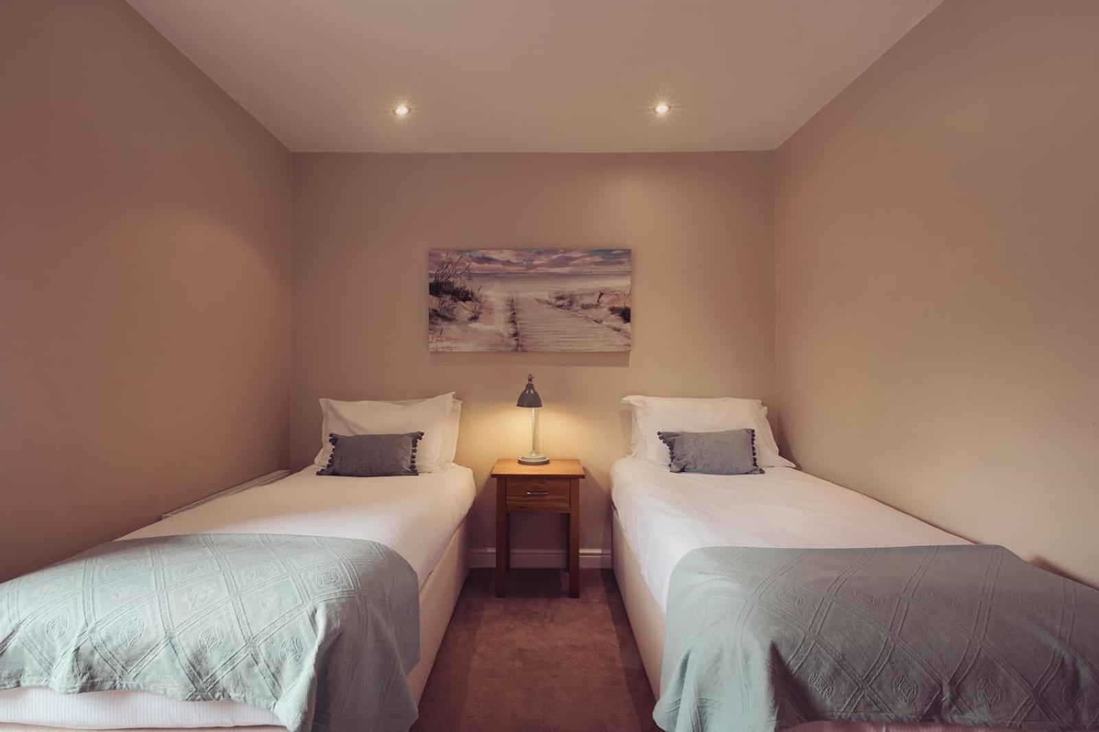 Longlands Inn & Cottages คาร์นฟอร์ธ ภายนอก รูปภาพ A twin bedroom