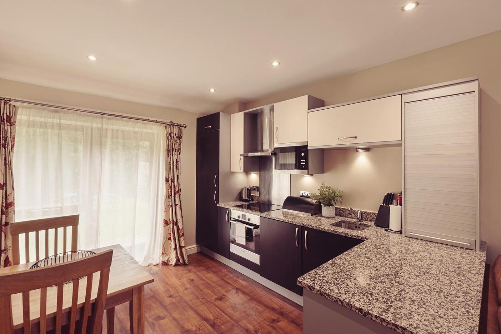 Longlands Inn & Cottages คาร์นฟอร์ธ ภายนอก รูปภาพ A modern kitchen