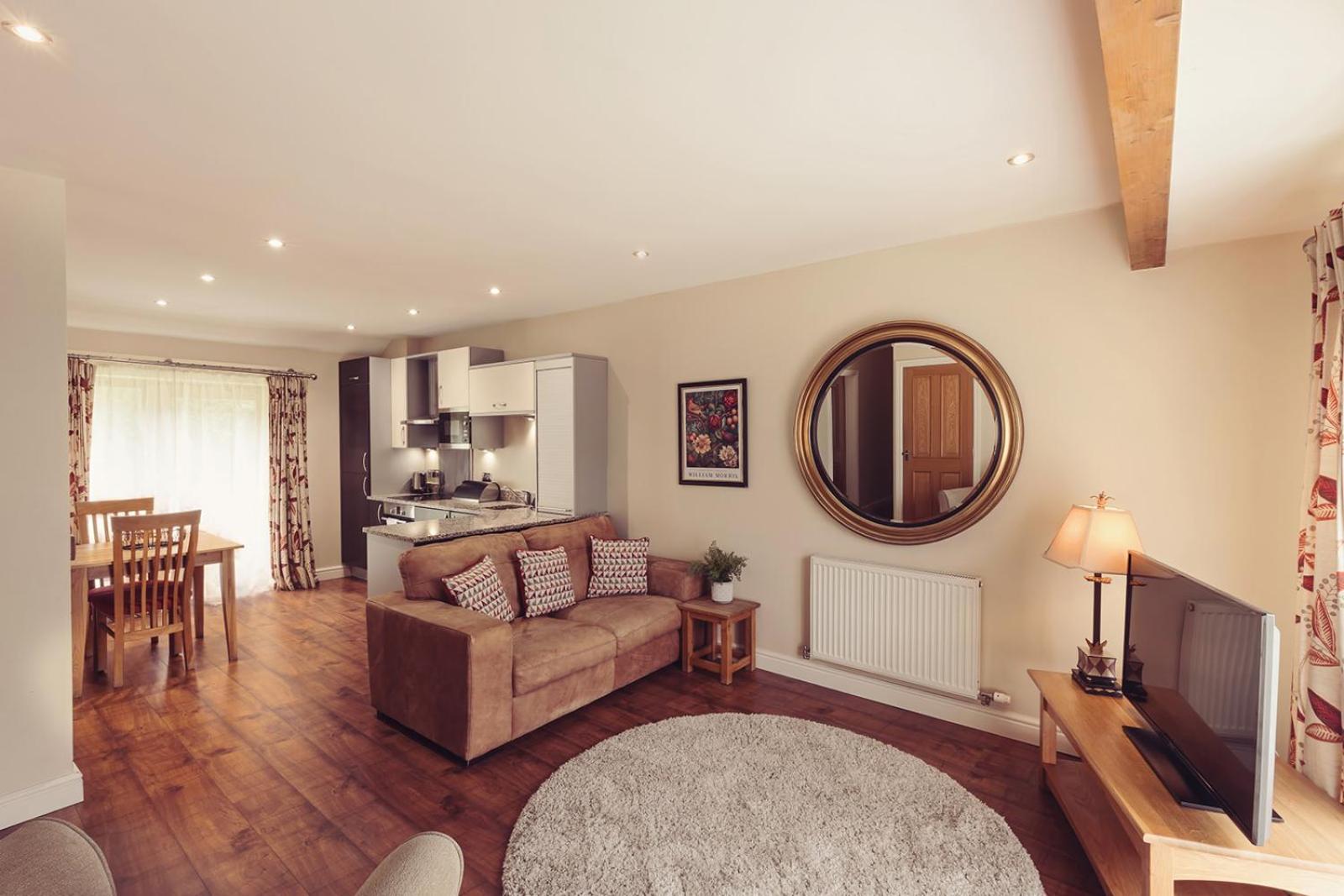 Longlands Inn & Cottages คาร์นฟอร์ธ ภายนอก รูปภาพ Interior of a typical apartment