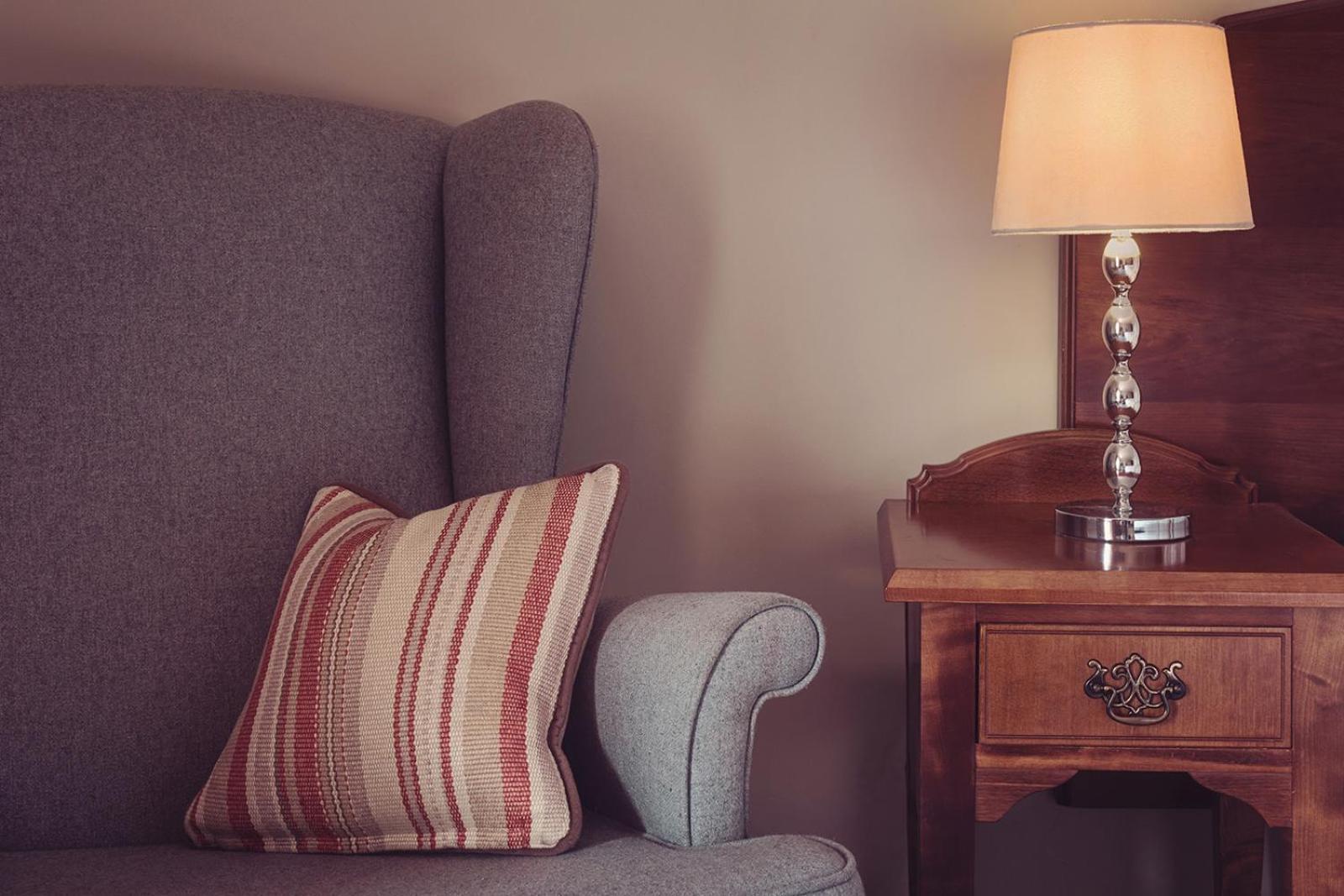 Longlands Inn & Cottages คาร์นฟอร์ธ ภายนอก รูปภาพ A throw pillow on a sofa