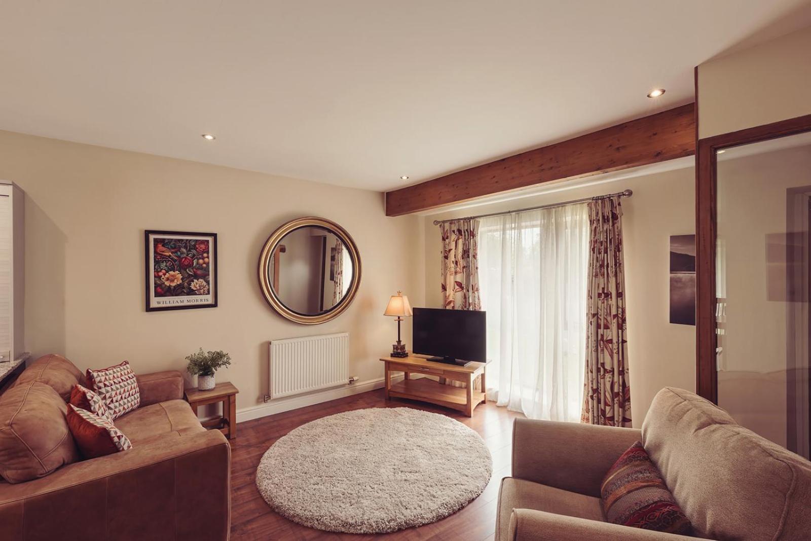Longlands Inn & Cottages คาร์นฟอร์ธ ภายนอก รูปภาพ A living room in a typical apartment