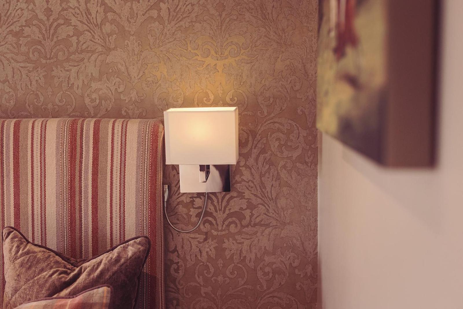 Longlands Inn & Cottages คาร์นฟอร์ธ ภายนอก รูปภาพ A wall light