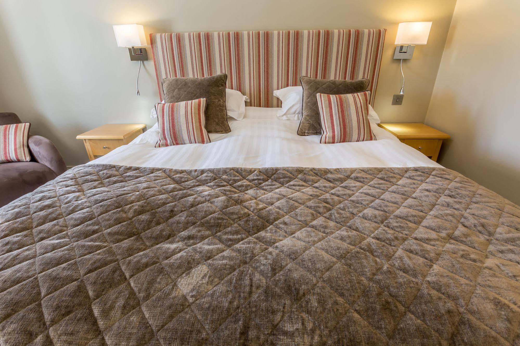 Longlands Inn & Cottages คาร์นฟอร์ธ ภายนอก รูปภาพ A bed with a duvet